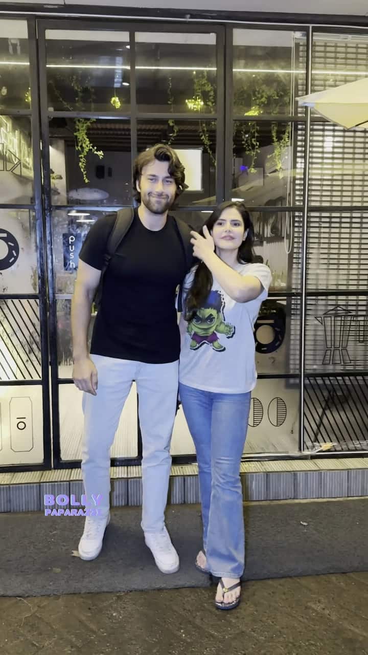 रोहेद 30 साल के ऑस्ट्रियाई मॉडल हैं और हाल ही में फिल्म 'तेजस' में दिखाई दिए थे.