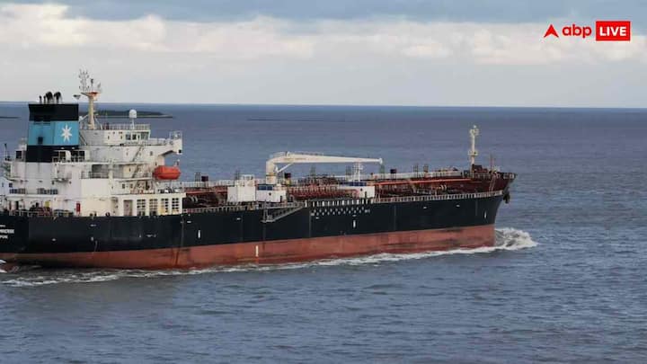 मर्चेंट नेवी एक ग्लोबल इंडस्ट्री है जहां नेवीगेशन कंपनियां लगातार नए अधिकारियों और कैडेट्स की भर्ती करती हैं. यहां अलग-अलग प्रकार और साइज के जहाजों पर काम करने का मौका मिलता है. मर्चेंट नेवी में अधिकारी और नाविक दोनों की जरूरत होती है.