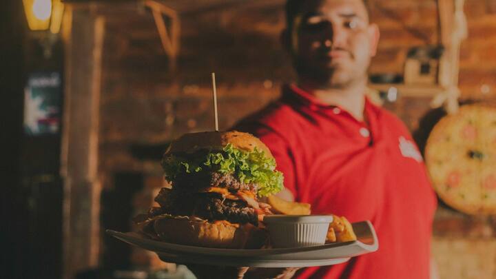 సాధారణంగా ఈ రుసుము ఒక్కొక్కరికి €1.50 నుంచి €3.00 వరకు ఉంటుంది (సుమారు 135 నుంచి 270 రూపాయలు). కానీ కొన్ని ప్రీమియం రెస్టారెంట్లు లేదా పర్యాటక ప్రదేశాలలో ఈ ఛార్జ్ €5 వరకు కూడా ఉండవచ్చు.