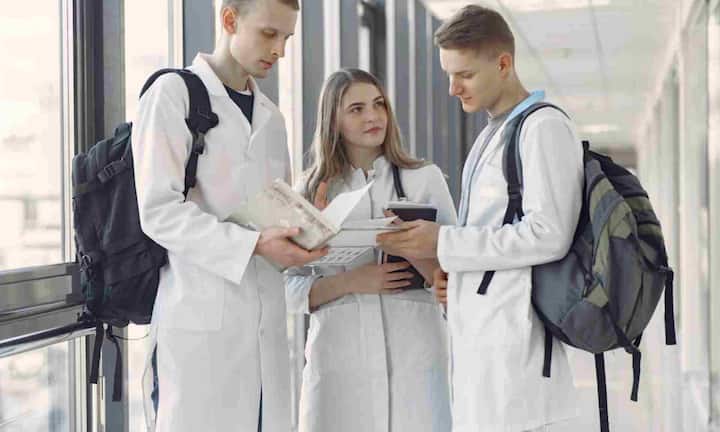 इसके अलावा आप कजाकिस्तान में एमबीबीएस की पढ़ाई कर सकते हैं.यहां एमबीबीएस की पढ़ाई 5 साल की होती है. वहीं यहां एडमिशन के लिए 12वीं में कम से कम 50 प्रतिशत मार्क्स जरूरी है. पढ़ाई पूरी करने के बाद भारतीय छात्रों को FMGE परीक्षा पास करनी होती है, ताकि वह भारत में प्रैक्टिस कर सके. यहां का कुल खर्च करीब 25 से 26 लाख रुपये आता है.