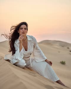 अबू धाबी के रेगिस्तान में रेत पर लेटकर नताशा स्टेंकोविक ने दिए कातिलाना पोज, तस्वीरें देख फैंस ने कहा 'दिवा'