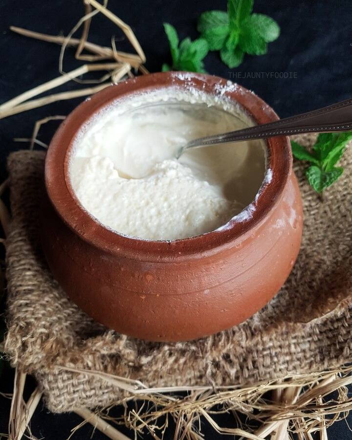जेव्हा दुधाला विरजन लावता तेव्हा दुधात थोडीशी तुरीची फीरकावी. यामुळे दही घट्ट आणि चविष्ट होऊ शकतं.