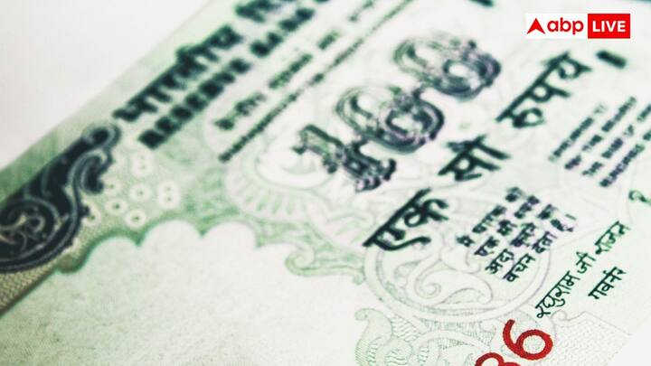 ₹100 और उससे ज्यादा मूल्य के नोटों में तार तिरछा करने पर हरे से नीले रंग में बदल जाता है. इसकी यही विशेषता असली मुद्रा की नकल करने की कोशिश करने वाले जालसाजों के लिए मुश्किलों को बढ़ा देती है.