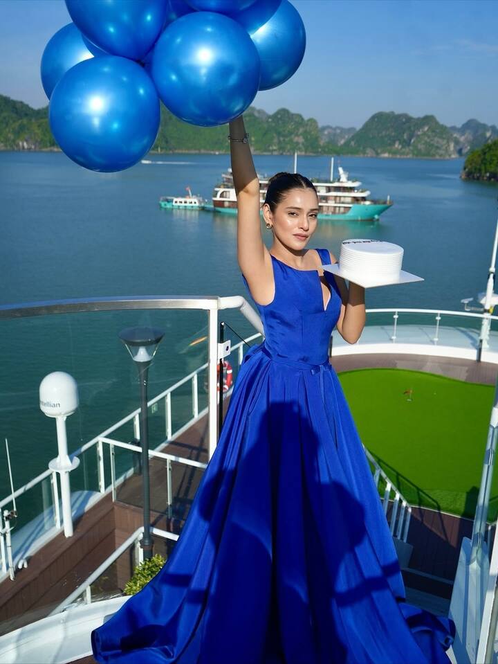 वायरल तस्वीरों में सोशल मीडिया सेंसेशन के चेहरे पर उनका बर्थडे ग्लो साफ नजर आ रहा है. ब्लू गाउन के साथ उन्होंने अपना मेकअप बिल्कुल मिनिमल ही रखा है. इस लुक में तो जैसे आरजे महवश कहर ही बरपा रही हैं. स्लिक बन हेयरस्टाइल के साथ उन्होंने अपना ये लुक पूरा किया है.