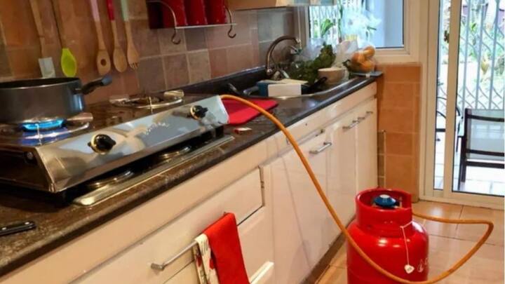 अगर आप LPG गैस सिलेंडर का इस्तेमाल करते हैं. तो हमेशा सुरक्षा नियमों का पालन करें. पाइप या रेगुलेटर में कोई खराबी दिखे तो तुरंत बदलवाएं. कनेक्शन की वैलेडिटी और कंपनी की बीमा नीति की जानकारी समय-समय पर चेक करते रहें.