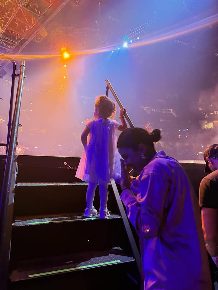 इतना ही नहीं स्टारकिड को उनके पापा का गाना इतना पसंद आया कि वो उनके साथ स्टेज पर जाने लगीं और वहीं प्रियंका चोपड़ा अपनी बेटी का फ्रॉक पकड़ उन्हें रोकते हुए नजर आ रही हैं. नेटीजंस भी जोनस फैमिली का ऐसा प्यार देख लाइक्स और कॉमेंट्स की बरसात कर रहे हैं.