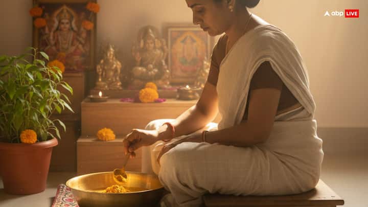 तुलसी विवाह के दिन भगवान शालिग्राम और तुलसी माता का विवाह-संस्कार सबसे जरूरी चरण होता है. इस दिन पूजा के बाद भगवान शालिग्राम और तुलसी माता को मौली से आपस में बांधकर गठबंधन किया जाता है. इसके बाद किसी गरीब, ब्राह्मण या कन्या को फल, मिठाई या वस्त्र का दान करने की परंपरा है. यह दान करने से अत्यंत शुभ फल मिलता है.