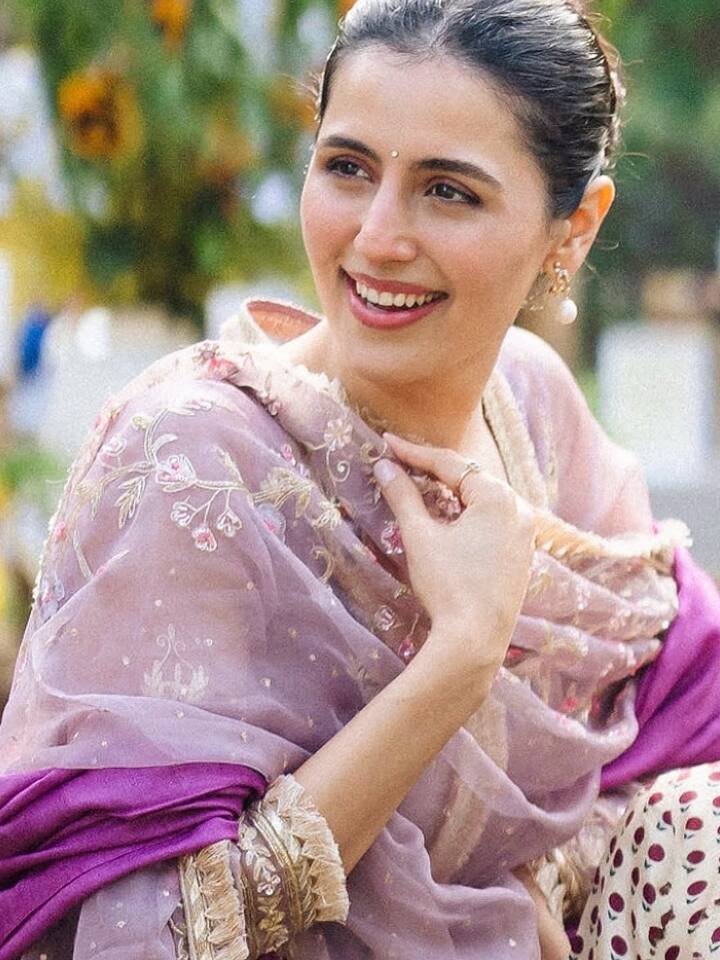 बॉलीवुड डेब्यू के पहले भी वो कई बार लाइमलाइट में रह चुकी हैं. स्पेशल ओकेशन या पार्टीज में पैप्स ने उन्हें स्पॉट किया और हमेशा ही उन्होंने अपने ग्लैमरस अवतार से लोगों का दिल जीत लिया.