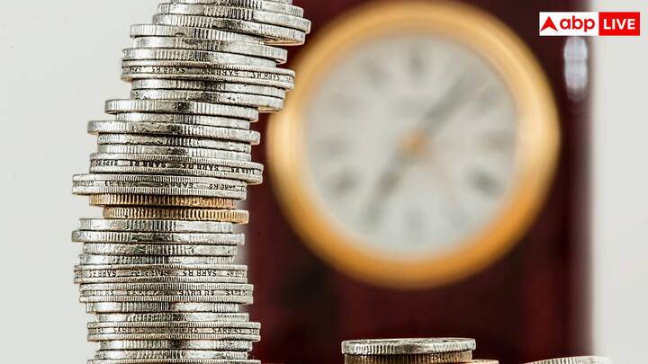 ऐसे में 99 हजार कमाने के लिए आपको सालाना 1.5 लाख से इन्वेस्टमेंट शुरू करनी होगी और मैच्योरिटी तक 15 सालों के लिए ये इंवेस्टमेंट जारी रखनी होगी.