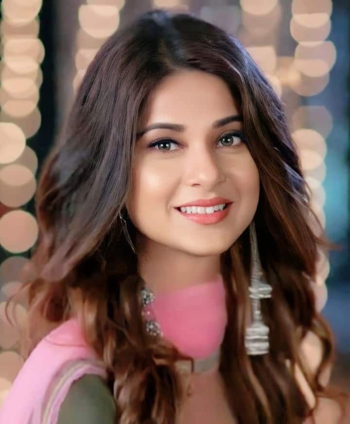 टीवी इंडस्ट्री की जानी-मानी एक्ट्रेस जेनिफर विंगेट ने अपने करियर की शुरुआत बहुत छोटी उम्र में ही की थी. उनकी खूबसूरती और एक्टिंग के लिए उन्हें हमेशा ही फैंस ने पसंद किया है.