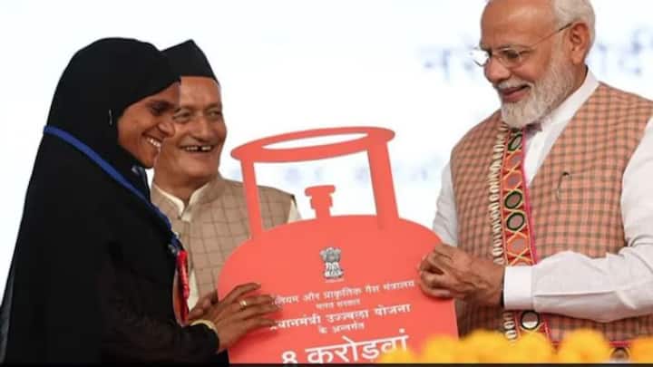 प्रधानमंत्री उज्ज्वला योजना का उद्देश्य है कि देश के हर घर गैस कनेक्शन पहुंचे और महिलाएं धुएं से होने वाली बीमारियों से बच सकें. उज्ज्वला योजना की शुरुआत 2016 में हुई थी. इस योजना के जरिए सरकार ने लाखों परिवारों तक एलपीजी गैस पहुंचाई है.