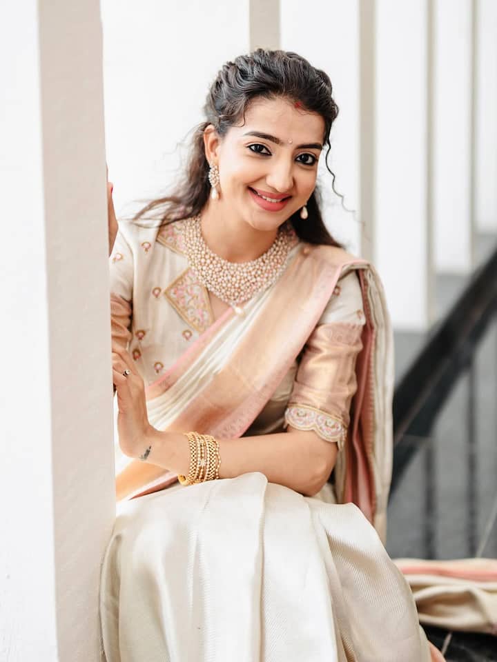 सोशल मीडिया पर मौजूद फोटोज में एक्ट्रेस ज्यादातर देसी और ट्रेडिशनल लुक कैरी करती दिखाई देती हैं.