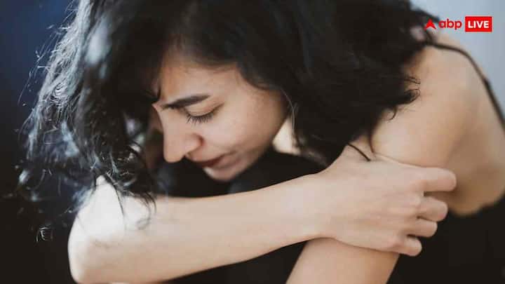जिसमें पहला F का मतलब चेहरा यानी Face हैं. व्यक्ति को मुस्कुराने के लिए कहें, अगर चेहरा एक तरफ लटकता है या सुन्न लगता है, तो सतर्क रहें.