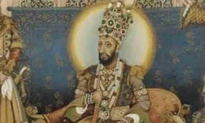 भारत के अंतिम मुगल बादशाह बहादुर शाह जफर का नाम इतिहास के उस शासक के रूप में दर्ज है, जिन्होंने अंग्रेजों के खिलाफ भारत की आजादी की पहली लड़ाई लड़ी थी. 24 अक्टूबर 1775 को जन्मे बहादुर शाह जफर न केवल एक शासक थे, बल्कि उर्दू शायर भी थे. उन्होंने अपनी जिंदगी में कई संघर्ष देखे.