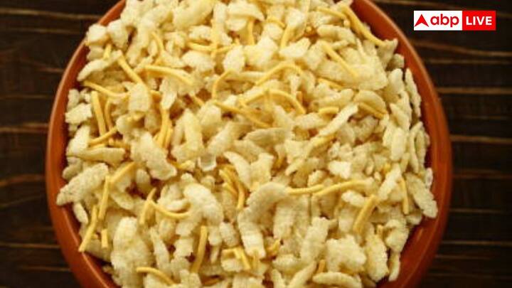 Chura Bhuja is very famous in Bihar and Eastern Uttar Pradesh. It is made by frying the poha until it becomes golden and crisp. Then salt, turmeric and chilli powder are added to it.