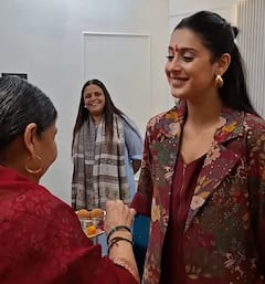 isha malviya visit shiv thakare amravati Home: बिग बॉस फेम शिव ठाकरेच्या घरी पोहोचली सेलिब्रिटी पाहुणी; आईनं खास साडी दिली भेट, पाहा PHOTOs