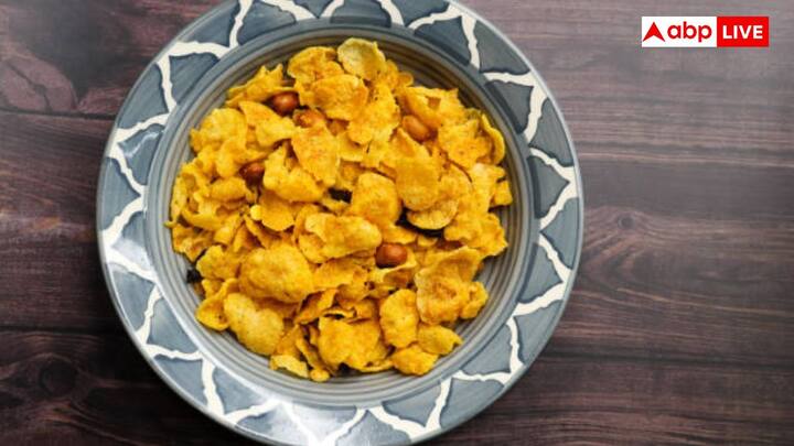 All the ingredients are mixed in Bhelpuri Bhuja. Puffed rice, sev, peanuts, fried lentils, spices, everything is mixed in it. Along with this, there is also Bikaneri Bhujiya which originated in Bikaner, Rajasthan.