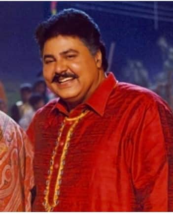 ਵਿਅਕਤੀ ਨੂੰ ਹਰ ਸਮੇਂ ਥਕਾਵਟ ਮਹਿਸੂਸ ਹੁੰਦੀ ਹੈ। ਸਰੀਰ ਵਿੱਚ ਕਮਜ਼ੋਰ ਆਉਣ ਲੱਗਦੀ ਹੈ। ਊਰਜਾ ਘੱਟ ਮਹਿਸੂਸ ਹੁੰਦੀ ਹੈ। ਗਿੱਟਿਆਂ, ਪੈਰਾਂ ਅਤੇ ਅੱਖਾਂ ਦੇ ਆਲੇ-ਦੁਆਲੇ ਜ਼ਿਆਦਾ ਤਰਲ ਪਦਾਰਥ ਇਕੱਠਾ ਹੋਣ ਨਾਲ ਸੋਜ ਹੋ ਜਾਂਦੀ ਹੈ। ਗੁਰਦੇ ਫੇਲ੍ਹ ਹੋਣ ਦੇ ਲੱਛਣ ਪਹਿਲਾਂ ਪਿਸ਼ਾਬ ਵਿੱਚ ਦਿਖਾਈ ਦਿੰਦੇ ਹਨ। ਪਿਸ਼ਾਬ ਦਾ ਰੰਗ ਫਿੱਕਾ ਪੈ ਜਾਂਦਾ ਹੈ। ਗੁਰਦਿਆਂ 'ਤੇ ਜ਼ਿਆਦਾ ਦਬਾਅ ਕਾਰਨ ਪ੍ਰੋਟੀਨ ਪਿਸ਼ਾਬ ਵਿੱਚ ਰਿਸਦਾ ਹੈ, ਜਿਸ ਨਾਲ ਝੱਗ ਵਾਲਾ ਪਿਸ਼ਾਬ ਬਣਦਾ ਹੈ। ਪਿਸ਼ਾਬ ਜ਼ਿਆਦਾ ਵਾਰ ਆਉਂਦਾ ਹੈ। ਇੱਕ ਵਿਅਕਤੀ ਨੂੰ ਵਾਰ-ਵਾਰ ਪਿਸ਼ਾਬ ਕਰਨ ਦੀ ਲੋੜ ਹੋ ਸਕਦੀ ਹੈ, ਖਾਸ ਕਰਕੇ ਰਾਤ ਨੂੰ।