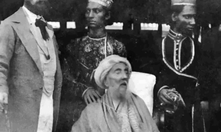 इसके बाद जब दिल्ली पर अंग्रेजों ने कब्जा कर लिया तो जफर ने हुमायूं के मकबरे में शरण ली. हालांकि, मेजर विलियम ने उन्हें 20 सितंबर 1857 को गिरफ्तार कर लिया. इसके अगले दिन बहादुर शाह जफर के दो बेटों और पोते को दिल्ली गेट के पास गोली मार दी गई थी. बताया जाता है कि जब जफर को भूख लगी थी तो अंग्रेज उनके सामने थाली में उनके बेटों के सिर लेकर आए थे. बेटों के सिर थाली में देखने के बाद जफर ने अंग्रेजों से कहा था कि हिंदुस्तान के बेटे देश के लिए सिर कुर्बान करके अपने बाप के पास इसी अंदाज में आया करते हैं.