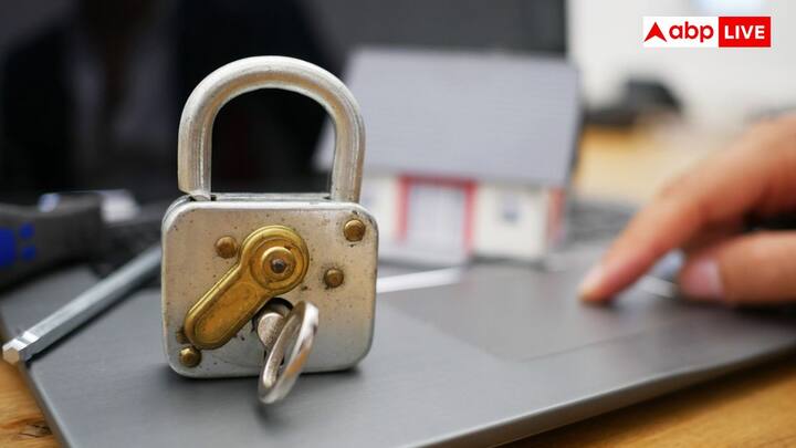 रजिस्ट्री कानूनी रूप से स्वामित्व को स्थापित करती है जबकि म्यूटेशन इसे सरकारी अभिलेखों में दर्शाता है. इससे एक आधिकारिक स्वीकृति मिलती है की संपत्ति अब आपकी है, जिससे धोखाधड़ी के दावों या फिर भ्रम की संभावना कम हो जाती है.