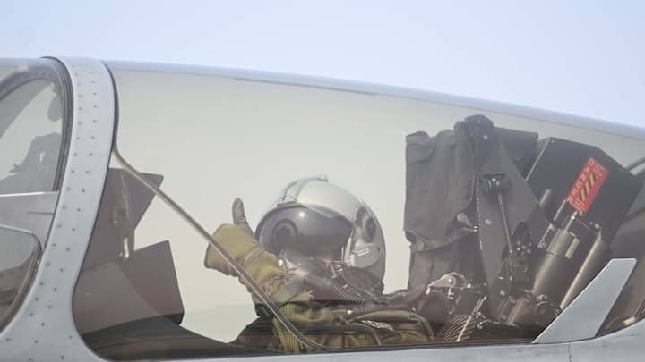 भारतीय वायुसेना के इतिहास में 29 अक्टूबर 2025 का दिन गौरव और गर्व से भरा रहा. इस दिन राष्ट्रपति द्रौपदी मुर्मू ने हरियाणा के अंबाला वायुसेना स्टेशन से राफेल लड़ाकू विमान में उड़ान भरी और उनके ठीक बराबर में भारतीय वायुसेना प्रमुख एयर चीफ मार्शल ए. पी. सिंह का राफेल भी आकाश में साथ उड़ान भर रहा था.