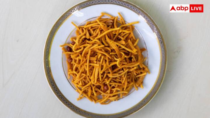 According to different accounts, the most famous Bhujia originated in Bikaner, Rajasthan in 1877 during the reign of Maharaj Dungar Singh. Looking at the different types of this dish, it can be said that it did not originate from any one place.