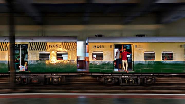 रेलवे के इंजीनियर बताते हैं कि जब ट्रेन बहुत भारी होती है, जैसे कोयला, सीमेंट या तेल से भरी मालगाड़ियों में तो एक इंजन की खींचने की क्षमता सीमित होती है. ऐसे में डबल हेडिंग या पुश-पुल टेक्निक का इस्तेमाल किया जाता है.