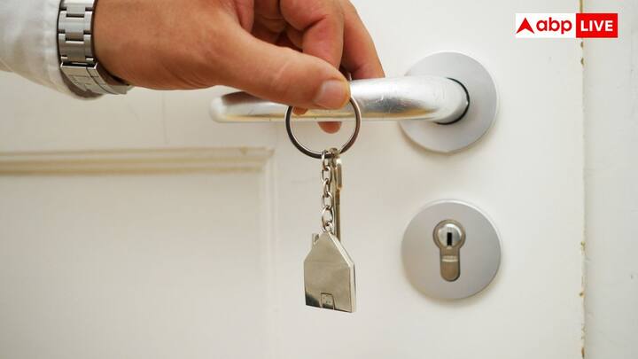 संपत्ति बेचने या फिर हस्तांतरित करने से पहले म्यूटेशन इस बात को पक्का करता है कि आपका स्वामित्व सभी सरकारी रिकॉर्ड्स में अपडेटेड हो. बैंक, खरीदार या फिर नगर पालिका कार्यालय आमतौर पर ऋण या फिर बाकी जरूरी प्रक्रियाओं के लिए म्यूटेशन प्रमाण पत्र की जरूरत रखते हैं.