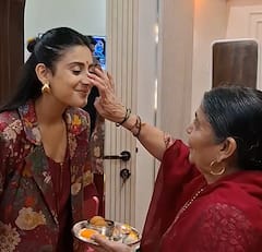 isha malviya visit shiv thakare amravati Home: बिग बॉस फेम शिव ठाकरेच्या घरी पोहोचली सेलिब्रिटी पाहुणी; आईनं खास साडी दिली भेट, पाहा PHOTOs