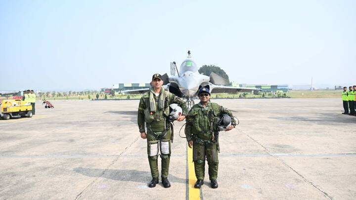 समानांतर उड़ रहे दूसरे राफेल में वायुसेना प्रमुख (Chief of Air Staff) एयर चीफ मार्शल ए. पी. सिंह सवार थे, जो अपने राफेल के पिछले कॉकपिट (trailing aircraft rear cockpit) में बैठे थे.