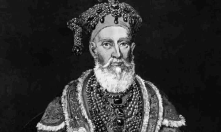 पिता अकबर द्वितीय की मौत के बाद 1837 में बहादुर शाह जफर की मुगल बादशाह के रूप में ताजपोशी हुई. हालांकि, उनके पिता उन्हें उत्तराधिकारी नहीं बनाना चाहते थे, क्योंकि उनकी सौतेली मां चाहती थी कि उनका बेटा मिर्जा जहांगीर गद्दी संभाले. हालांकि, ईस्ट इंडिया कंपनी की तरफ से जहांगीर को निर्वासित कर देने के बाद बहादुर शाह जफर के लिए दिल्ली की गद्दी का रास्ता साफ हो गया था. इसके बाद शाही तरीके से बहादुर शाह जफर की पहली बार ताजपोशी की गई.