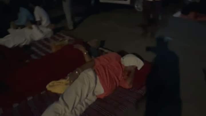 बच्चू कडू आणि त्यांच्या सहकाऱ्यांनी कालची रात्र जामठा स्टेडियम जवळ महामार्गावरच झोपून काढली आहे अजूनही बच्चू कडू यांच्यासोबत शेकडो आंदोलन महामार्गावर बसून आहेत त्यामुळे नागपूर वर्धा महामार्ग पूर्णपणे ठप्प झाला आहे.