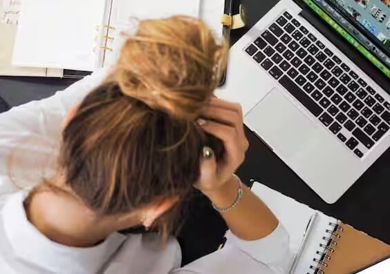 શું તમે પણ નાની નાની બાબતો પર ટેન્શન લો છો. રાત્રે ઊંઘવામાં મુશ્કેલી અનુભવો છો, અથવા તમારા મનમાં એ જ વિચારો ફરી વળે છે? હોરર ફિલ્મો તમારા માટે એક અસરકારક ઉપાય છે. એ સાચું છે કે હોરર ફિલ્મો જોવાથી મગજને માત્ર ઝટકો જ નથી મળતો પણ તણાવ અને તણાવ ઘટાડવામાં પણ મદદ મળી શકે છે. વૈજ્ઞાનિકોએ હવે સાબિત કર્યું છે કે હોરર ફિલ્મોમાં ડરનો ખેલ ખરેખર મનને શાંત થવાનું શીખવે છે.