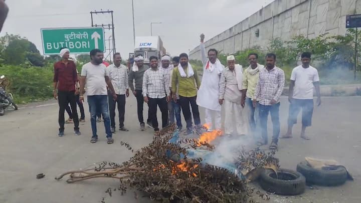 महाराष्ट्रातील शेतकऱ्यांच्या संपूर्ण कर्जमुक्तीच्या मागणीसाठी बच्चू कडू यांच्या नेतृत्वाखाली गेल्या दोन दिवसांपासून नागपूरमध्ये बेमुदत आंदोलन सुरू आहे. मात्र, सरकारने याची अद्याप दखल घेतली नाही. आज संतापलेल्या शेतकऱ्यांनी नागपूर-मुंबई समृद्धी महामार्गावर दोन तासांपासून वाहनांची वाहतूक पूर्णपणे रोखली आहे.