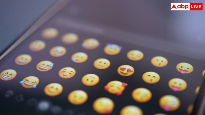 अपने रोज के हजारों मैसेजेस में हम इमोजी का इस्तेमाल करते हैं. लेकिन क्या आपने कभी सोचा है कि इनका आविष्कार किसने किया. आइए हम आपको इन इमोजी के पीछे की दिलचस्प कहानी बताते हैं.