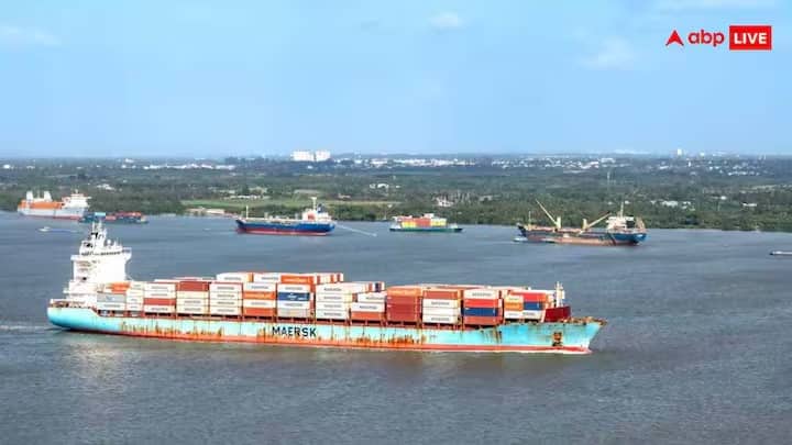 Merchant Navy: મર્ચન્ટ નેવીમાં જોડાવા માટે વિવિધ પ્રકારના અભ્યાસક્રમો અને તાલીમ ઉપલબ્ધ છે, જે વિદ્યાર્થીઓને દરિયાઈ ઉદ્યોગ માટે તૈયાર કરે છે. આ અભ્યાસક્રમો જહાજ સમારકામ, સંચાલન અને નેવિગેશન કૌશલ્ય પણ શીખવે છે.  જો તમે સમુદ્ર અને જહાજોમાં કારકિર્દી બનાવવા માંગતા હો, તો મર્ચન્ટ નેવી તમારા માટે એક ઉત્તમ વિકલ્પ છે. મર્ચન્ટ નેવીમાં જોડાવા માટે વિવિધ પ્રકારના અભ્યાસક્રમો અને તાલીમ ઉપલબ્ધ છે, જે વિદ્યાર્થીઓને દરિયાઈ ઉદ્યોગ માટે તૈયાર કરે છે. આ અભ્યાસક્રમો ફક્ત જહાજ સંચાલન જ નહીં, પરંતુ જહાજ સમારકામ, સંચાલન અને નેવિગેશન કૌશલ્ય પણ શીખવે છે. તો, ચાલો આજે અમે તમને જણાવીએ કે મર્ચન્ટ નેવીમાં જોડાવા માટે કયા અભ્યાસક્રમો જરૂરી છે.