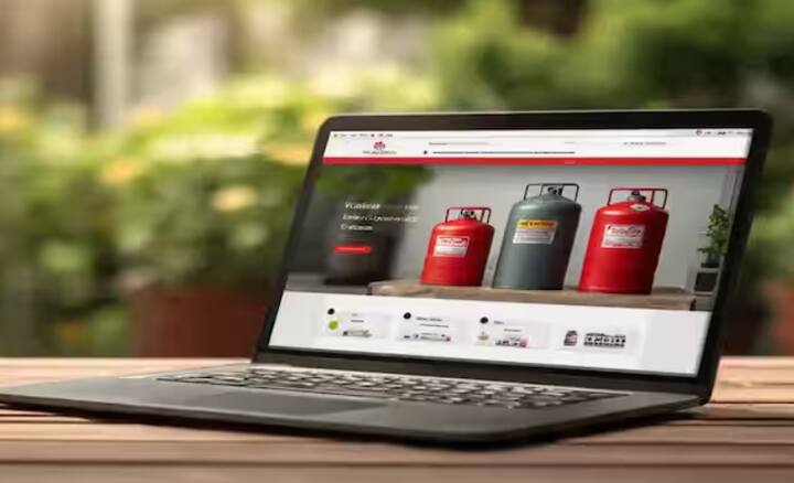 ਔਨਲਾਈਨ ਅਰਜ਼ੀ ਦੇਣ ਲਈ ਤੁਹਾਨੂੰ ਅਧਿਕਾਰਤ LPG ਪੋਰਟਲ 'ਤੇ ਜਾਣਾ ਪਵੇਗਾ। ਔਫਲਾਈਨ ਅਰਜ਼ੀ ਦੇਣ ਲਈ, ਤੁਹਾਨੂੰ ਆਪਣੀ ਨਜ਼ਦੀਕੀ ਗੈਸ ਏਜੰਸੀ 'ਤੇ ਜਾਣਾ ਪਵੇਗਾ ਅਤੇ ਇੱਕ ਫਾਰਮ ਭਰਨਾ ਪਵੇਗਾ। ਏਜੰਸੀ ਦਾ ਸਟਾਫ ਤੁਹਾਡੇ ਦਸਤਾਵੇਜ਼ਾਂ ਦੀ ਪੁਸ਼ਟੀ ਕਰੇਗਾ ਅਤੇ, ਜੇਕਰ ਸਹੀ ਪਾਇਆ ਜਾਂਦਾ ਹੈ, ਤਾਂ ਗੈਸ ਕਨੈਕਸ਼ਨ ਜਾਰੀ ਕਰੇਗਾ।