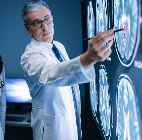 काही लोकांना या वेदनेसोबत दृष्टी धूसर होणे, चक्कर येणे अशी लक्षणे जाणवतात. ही लक्षणे शरीरात गंभीर बदलांचे संकेत देऊ शकतात.