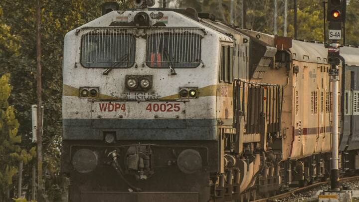 इसमें एक इंजन आगे खींचता है और दूसरा पीछे से धक्का देता है, जिससे ट्रेन पर बराबर दबाव पड़ता है और स्पीड और बैलेंस दोनों कायम रहते हैं.