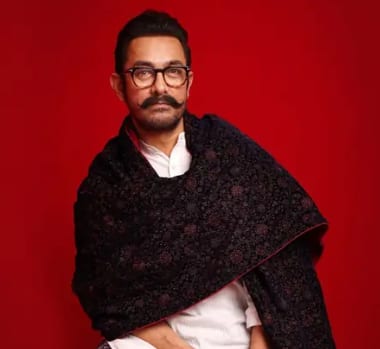 Aamir Khan has many flats in Bella Vista Apartments located in Pali Hill area. According to the report of Housing.com, in June 2024, he bought a new flat in the same building, which costs around Rs 9.75 crore. The carpet area of this flat is approximately 1,027 square feet. Aamir paid stamp duty of Rs 58.5 lakh and registration fee of Rs 30,000 on it.