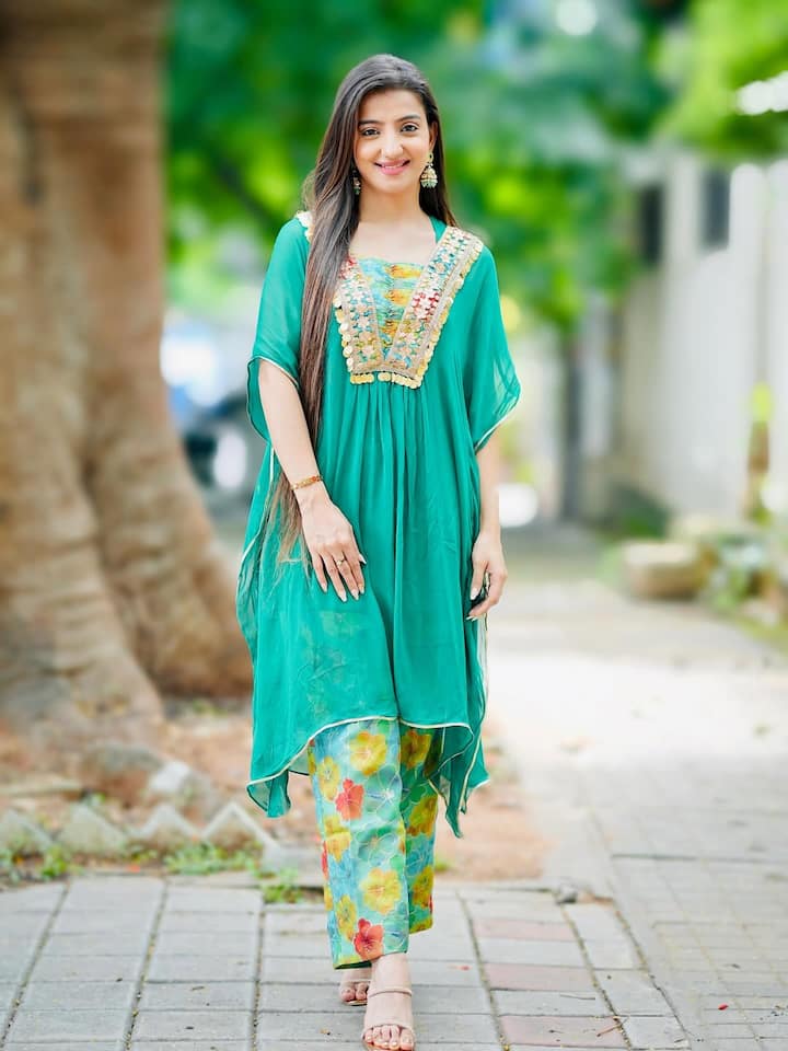 इस ग्रीन काफ्तान को एक्ट्रेस ने प्रिंटेड बॉटम के साथ पेयर किया है. सिंपल लुक में भी एक्ट्रेस काफी प्यारी दिख रही हैं.