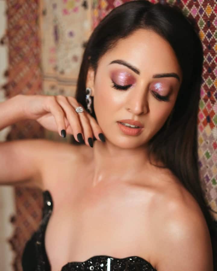 આ ફિલ્મમાં તેમના અભિનય માટે તેમને શ્રેષ્ઠ નવોદિત કલાકાર માટે ફિલ્મફેર એવોર્ડ, સ્ટાર સ્ક્રીન એવોર્ડ અને સ્ટારડસ્ટ એવોર્ડ માટે નામાંકિત કરવામાં આવી હતી.