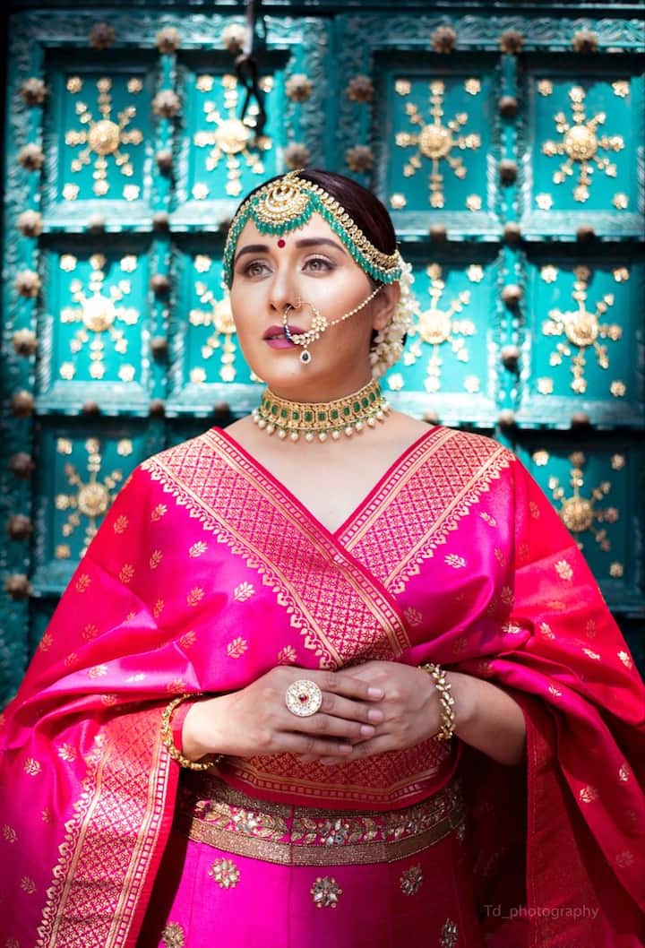 तेजस्विनीच्या साखरपुड्याचे फोटो पाहून चाहत्यांना सुखद धक्का बसलाय.