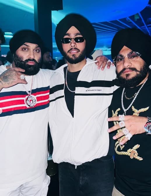 ਗੈਂਗਸਟਰਾਂ ਦੇ ਨਿਸ਼ਾਨੇ 'ਤੇ ਪੰਜਾਬੀ ਕਲਾਕਾਰ, ਮਸ਼ਹੂਰ ਗਾਇਕ ਦੇ ਘਰ 'ਤੇ ਕਰਵਾਈ ਫਾਇਰਿੰਗ...