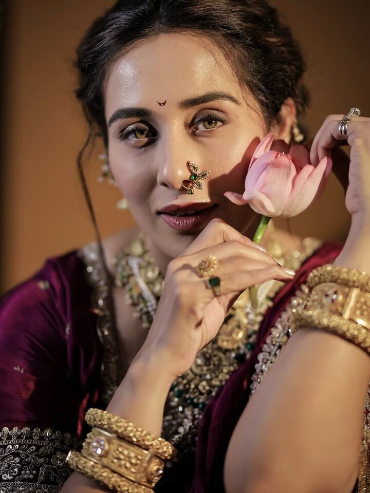तिने 'बाप रे बाप डोक्याला ताप', 'दोघात तिसरा अता सगळं विसरा', 'गुलदस्ता' आणि 'अफलातून' या चित्रपटांत काम केलंय.