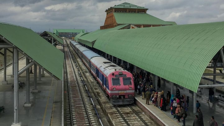 दिलचस्प बात यह है कि पहले इस सिस्टम को मैन्युअल कंट्रोल से चलाया जाता था, लेकिन अब आधुनिक ट्रेनों में डिजिटल इंटरफेस और सैटेलाइट सिंक्रोनाइजेशन के जरिए दोनों इंजनों को एक साथ नियंत्रित किया जा सकता है. इससे न सिर्फ ट्रेन की गति स्थिर रहती है, बल्कि ईंधन की बचत और सुरक्षा भी सुनिश्चित होती है.