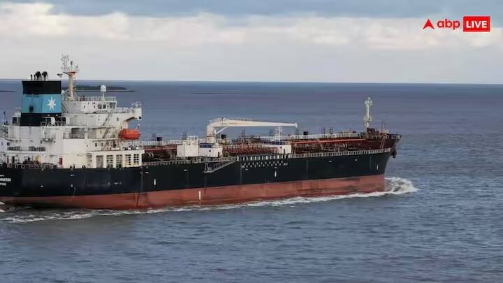 મર્ચન્ટ નેવી એક વૈશ્વિક ઉદ્યોગ છે જ્યાં નેવિગેશન કંપનીઓ સતત નવા અધિકારીઓ અને કેડેટ્સની ભરતી કરે છે. આ વિવિધ પ્રકારના અને કદના જહાજો પર સેવા આપવાની તક પૂરી પાડે છે. મર્ચન્ટ નેવીને અધિકારીઓ અને ખલાસીઓ બંનેની જરૂર હોય છે.