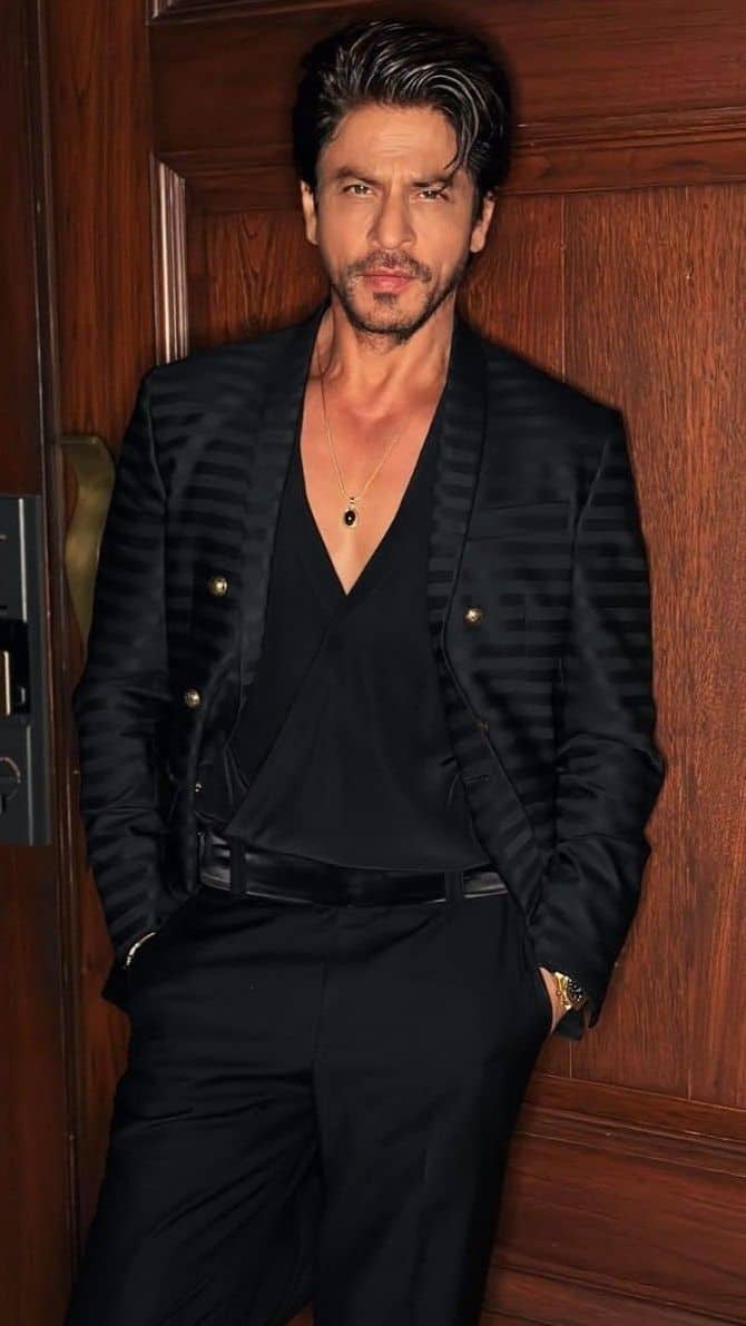 बॉलीवुड के किंग यानी शाहरुख खान का बर्थडे भी इसी महीने आता है. 2 नवंबर को अभिनेता अपना 60वां जन्मदिन सेलिब्रेट करेंगे.