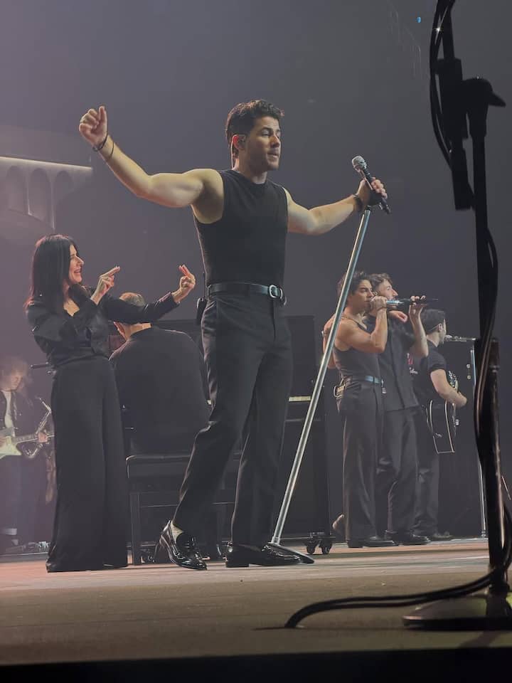 अदाकारा के इस वायरल पोस्ट में कई क्यूट मोमेंट्स देखने को मिलेंगे जो आपका दिल चुरा ले जाएंगे. इस वायरल पिक्चर में निक जोनस स्टेज पर बिल्कुल डैशिंग अवतार में नजर आ रहे हैं. ऑल ब्लैक आउटफिट उनपर काफी जच रहा है.