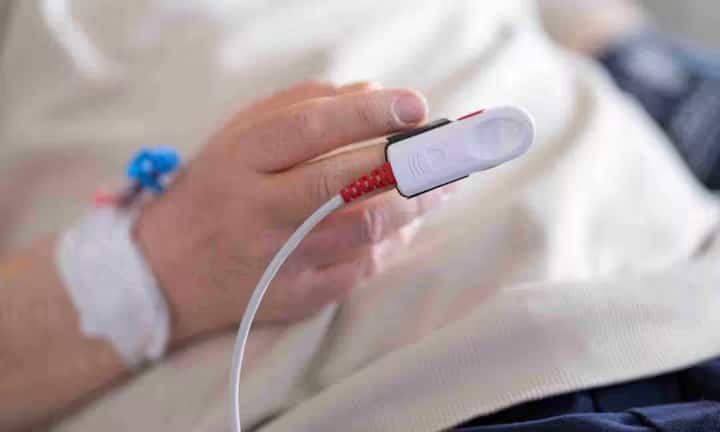 उच्च रक्तचाप के कारण हृदय गति रुकना भी एक आम स्थिति है। कभी-कभी, हृदय सामान्य रूप से धड़कता हुआ प्रतीत होता है, लेकिन वह ठीक से भर नहीं पाता। उच्च रक्तचाप के कारण हृदय की दीवारें सख्त हो जाती हैं और हृदय में रक्त का प्रवाह कम हो जाता है। इस स्थिति को HFpEF कहते हैं।